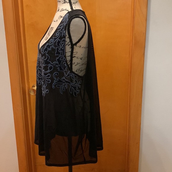 Torrid BLACK & NAVY VELVET MESH TANK. Great condition 
Item  11141906 - Picture 4 of 7